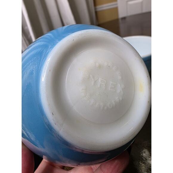 2 Vintage Pyrex 401 Blue 1 1/2 Pint Nesting Ovenware Bowls USA - Picture 6 of 16